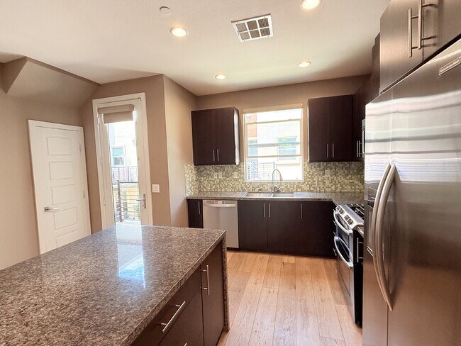 Foto del edificio - Modern Comfort Awaits: Spacious 3-Bed, 3.5...