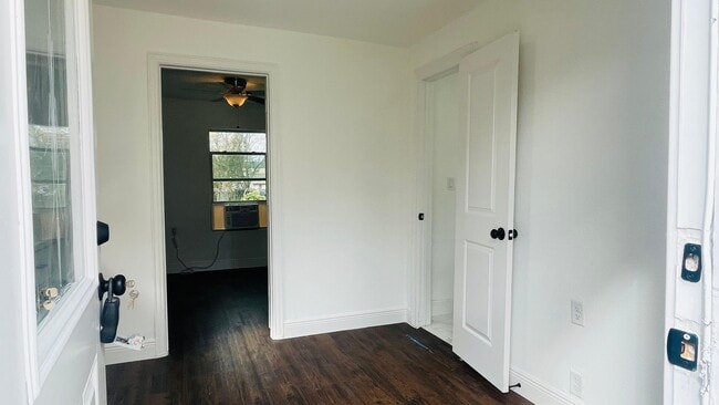 Building Photo - 413 N LIVE OAK