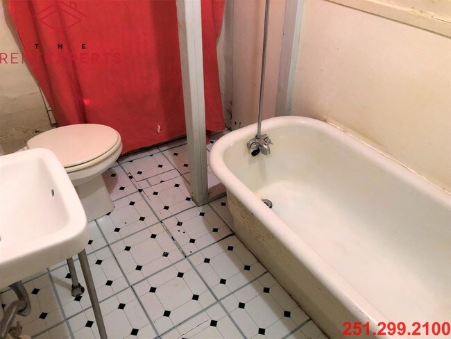 Building Photo - 108 Martin St