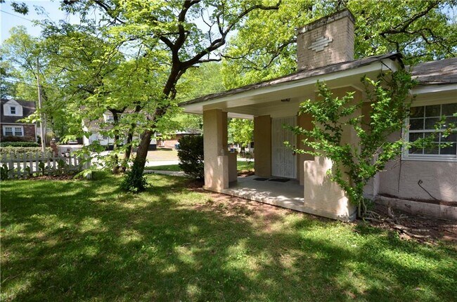 Foto del edificio - 1453 Clermont Ave