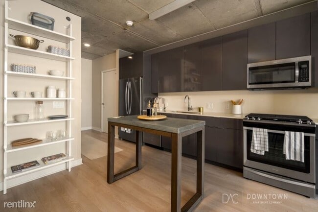 Building Photo - 1 br, 1 bath Condo - 118 W Illinois St