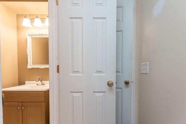 Foto del edificio - Spacious 3-Bedroom Townhome with Garage in a Prime Harrisonburg Location!