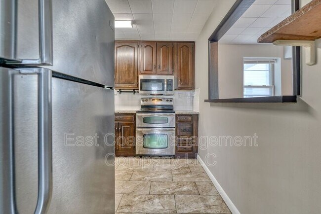 Foto del edificio - 8816 Fearne Ave