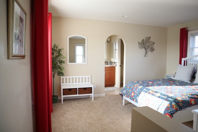 Unit B - 3147 Juniper St