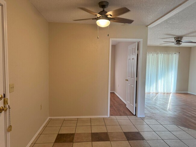 Foto del edificio - 104 Meadow Hill