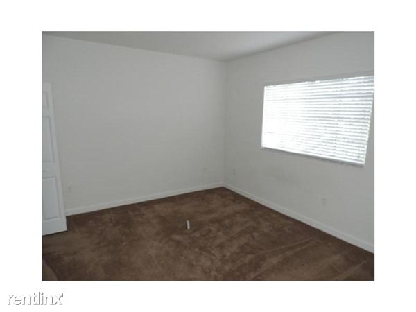 Building Photo - 372 NE 26th Pl