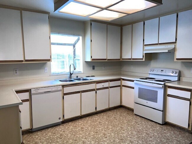 Foto del edificio - 3 Bedroom 2 Bath home close to schools, sh...