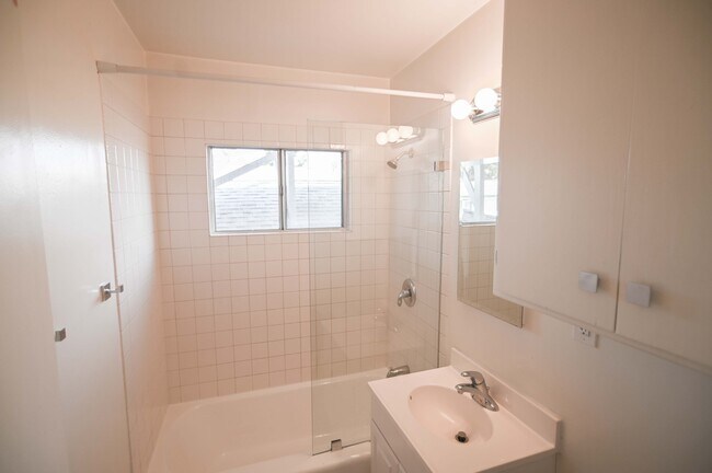 Bath - 3729 Arbolada Rd