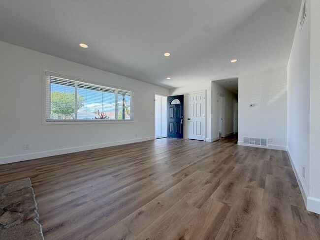 Building Photo - Experience the coastal breeze and the quiet charm of Hawaii Lane.