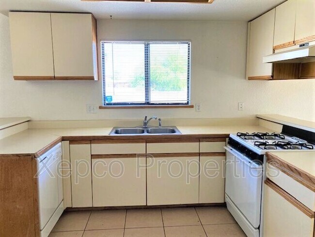 Building Photo - 78745 Ave 42