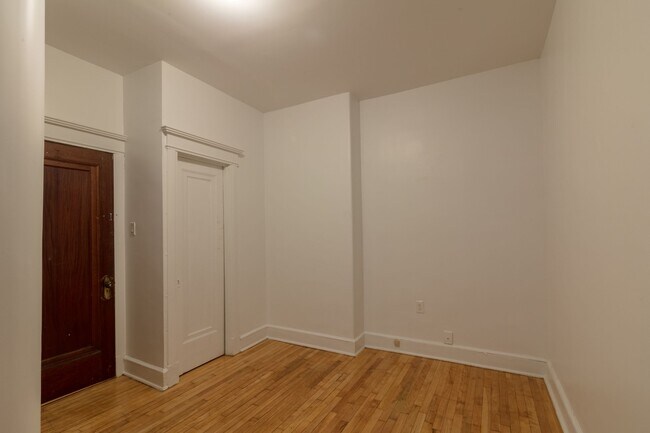 Building Photo - 2050 Av. Claremont