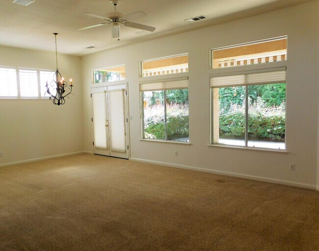 Foto del edificio - 5215 Vía Amore