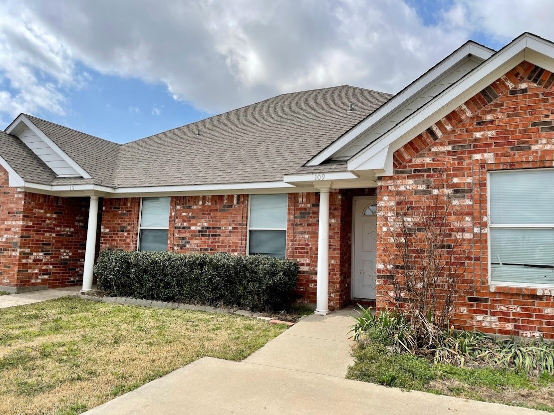 101 S 1st St, Sanger, TX 76266 Townhome Rentals in Sanger TX