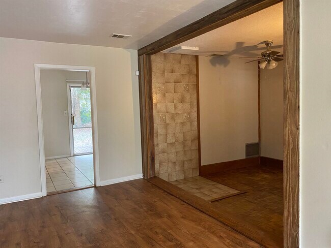 Building Photo - 2337 Yorkshire Dr