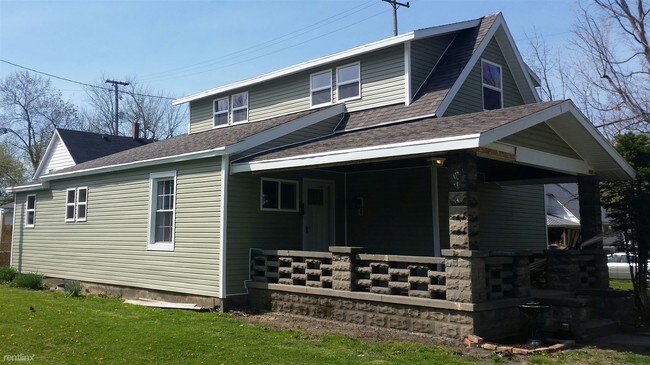 Building Photo - 489 W Maple St