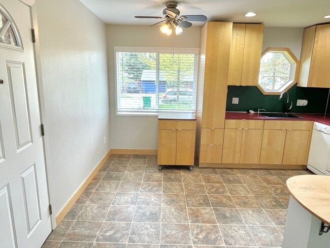 Foto del edificio - Parkrose Heights neighborhood, 3 bedroom, ...
