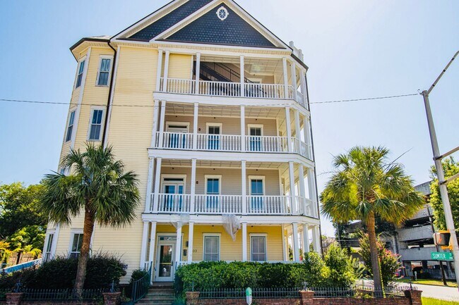 Foto del edificio - Modern Comfort Meets Historic Character in...