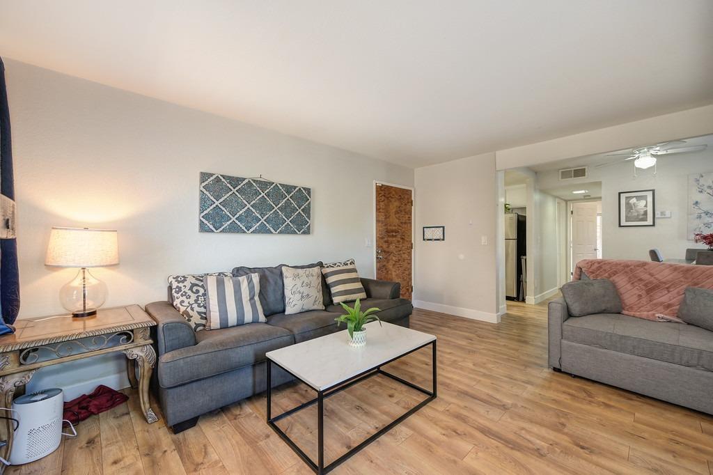Foto principal - Beautiful upgraded cozy single story 1 bed...