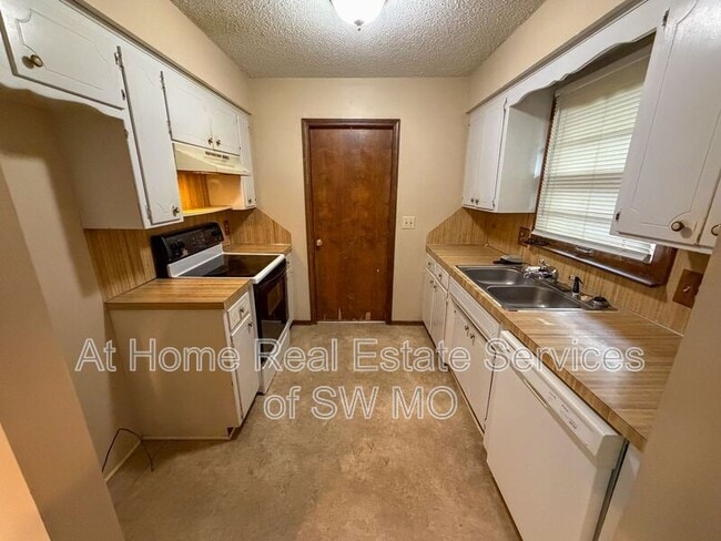 Building Photo - 1444 S Gelven Ave