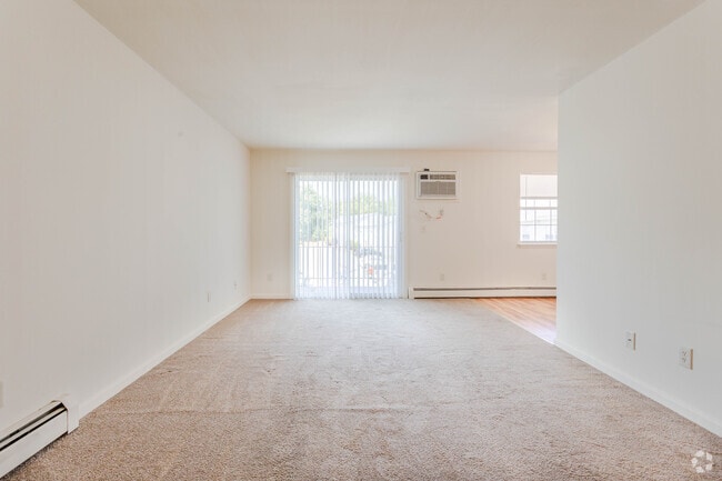Living Area - 1BR - Colonial Manor Apartments