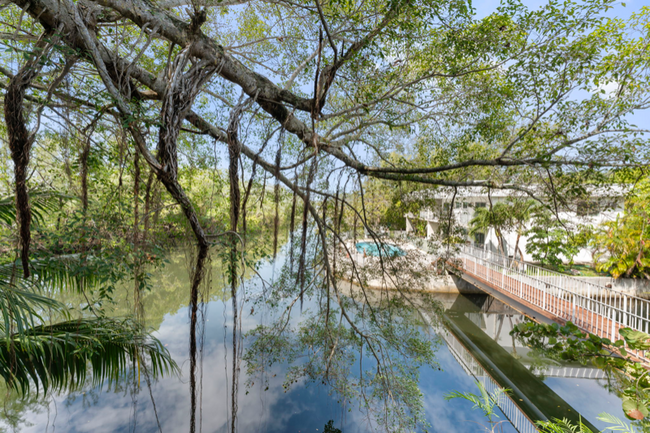 Foto del edificio - 1860 Venice Park Dr