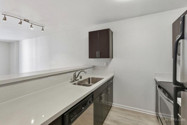 Foto del edificio - 480 Warren Dr