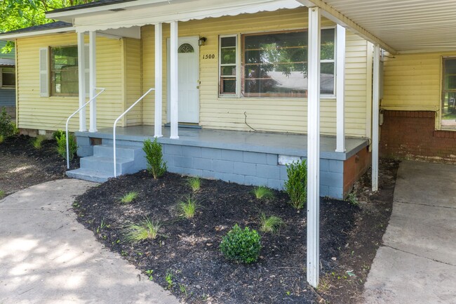 Building Photo - Freshly Renovated House