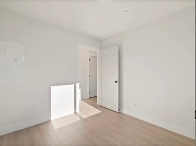 Building Photo - 528 56th Av E