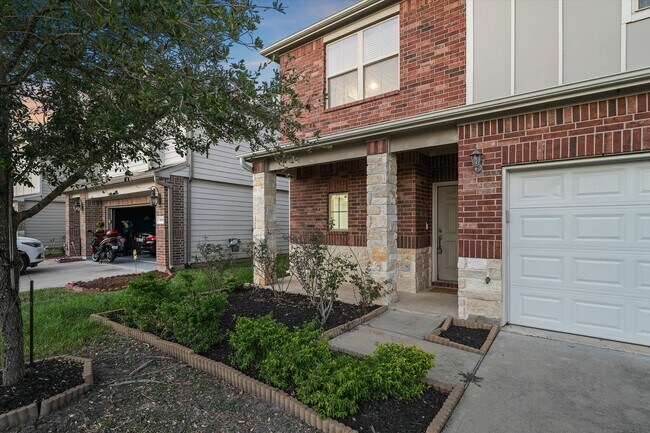 Foto del edificio - Welcome to this classic two-story home, of...