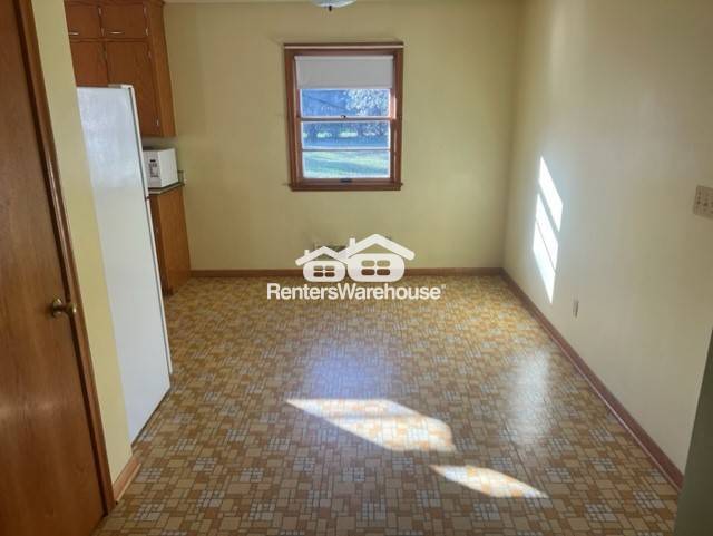 Building Photo - Available now! Classic 3 bedroom and 3 bathroom single family home in Roseville!!!