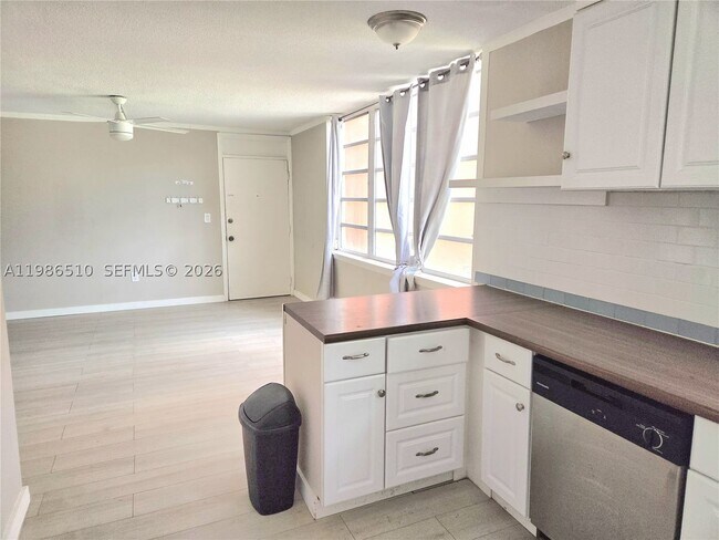 Foto del edificio - 1700 NE 191st St