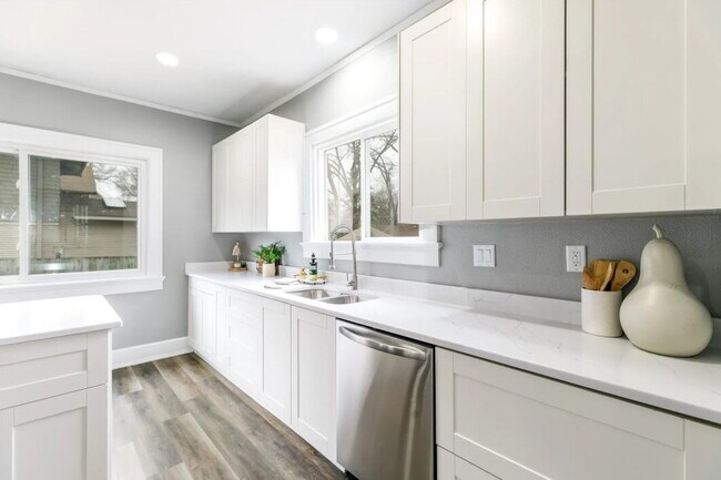 Foto del edificio - 3 bedroom / 2 bathroom home with Fenced Backyard For Rent on the Popular Kingman Blvd!