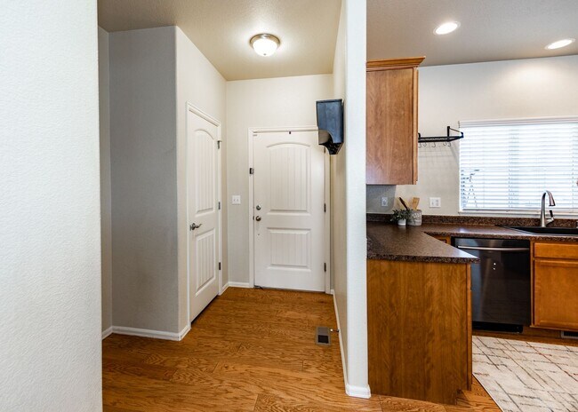 Building Photo - Cute End Unit 3 Bedroom Townhome in Lorson...