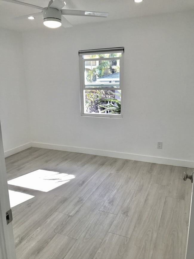 Building Photo - 2449 Florencita Dr W