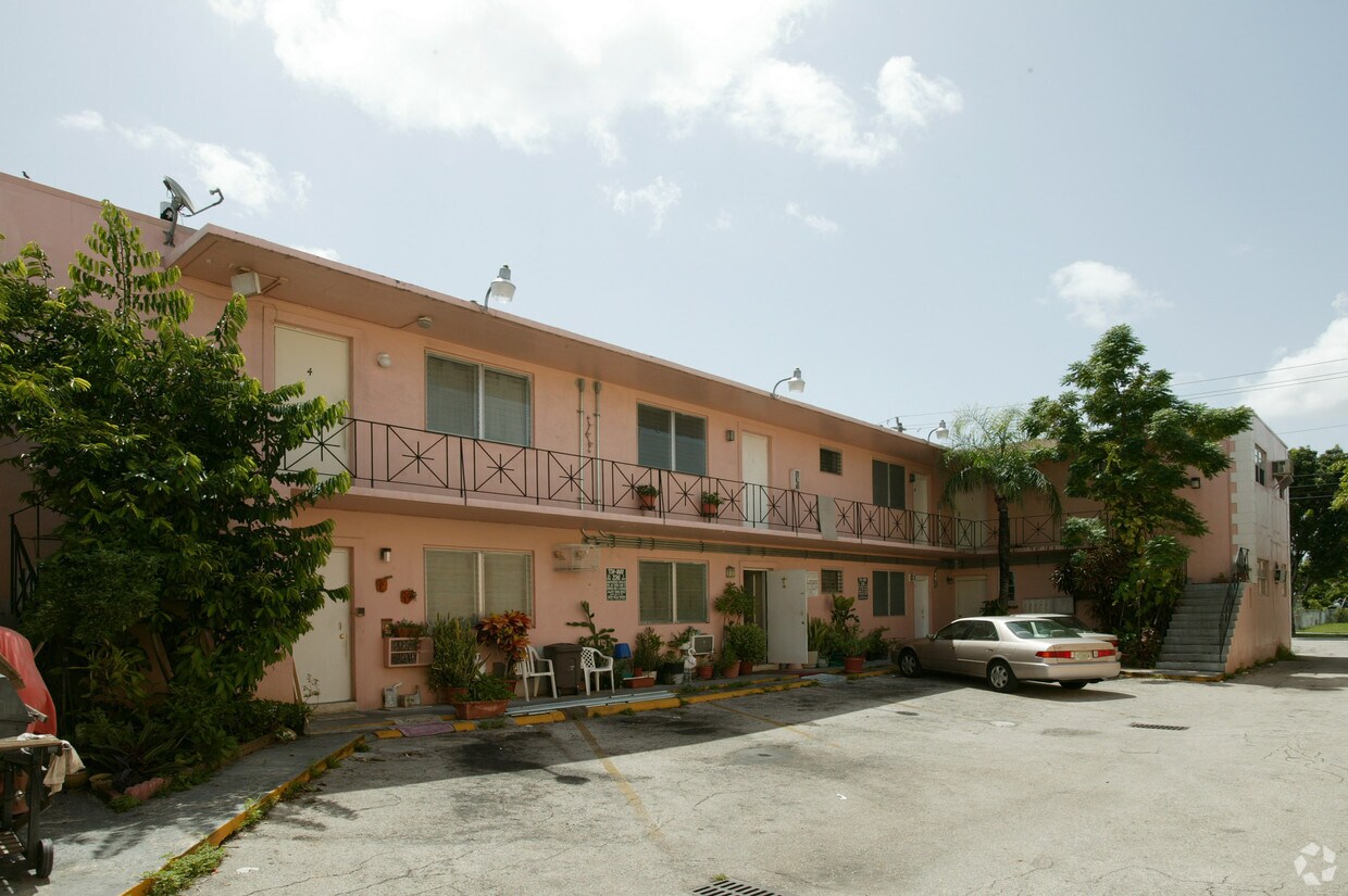 Foto del edificio - 5831 SW 8th St