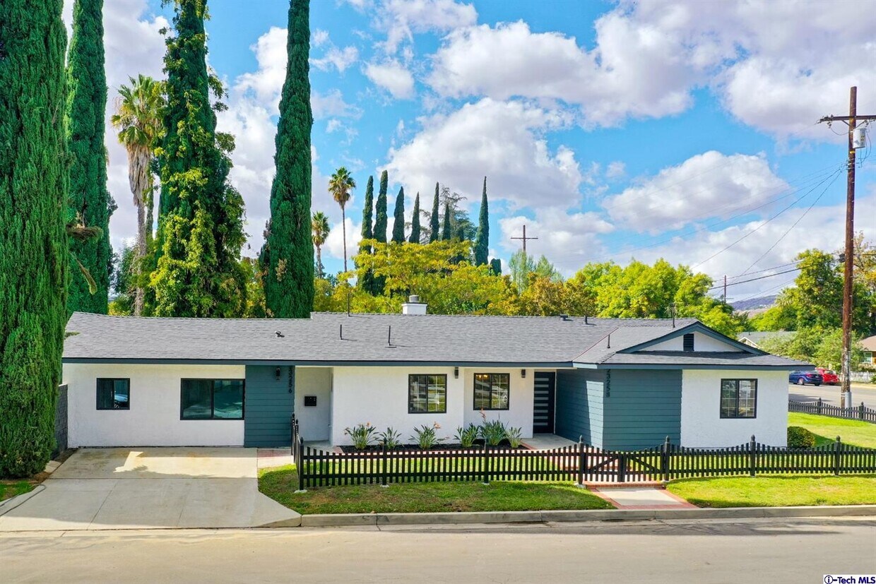 Primary Photo - 23258 Victory Blvd