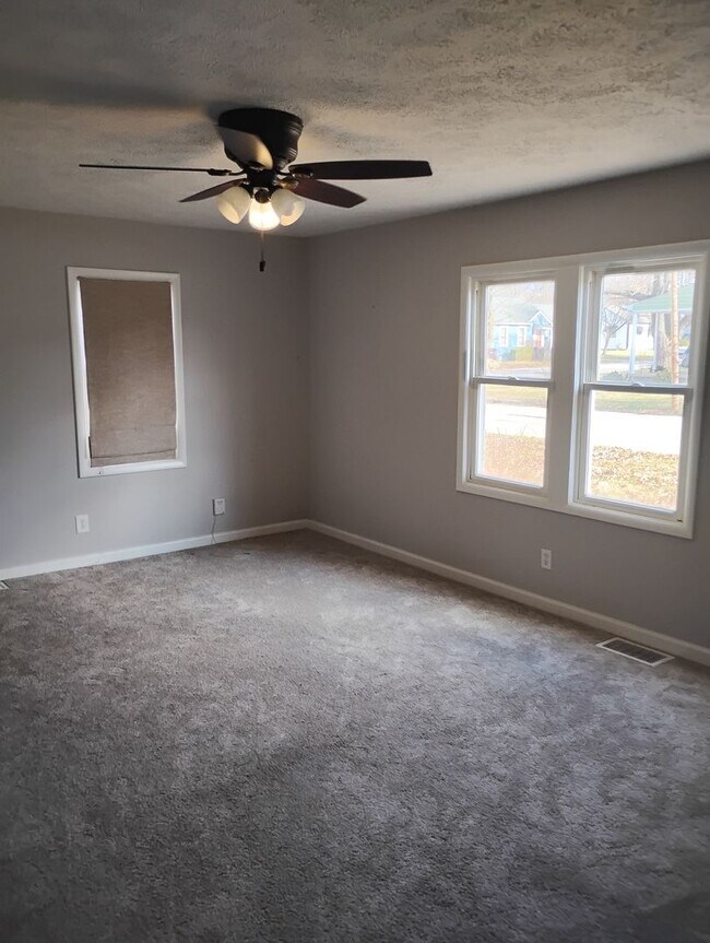 Building Photo - 4 Bedroom 1 Bath