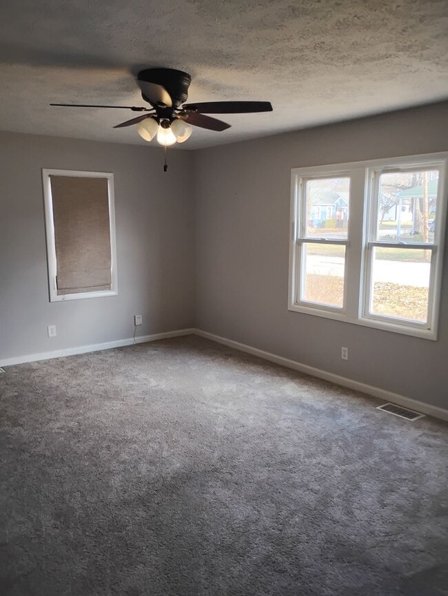 Foto del edificio - 4 Bedroom 1 Bath