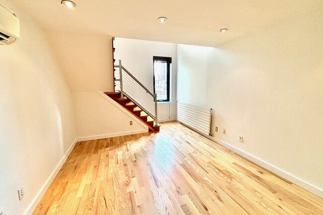 Building Photo - 215 E 81st St
