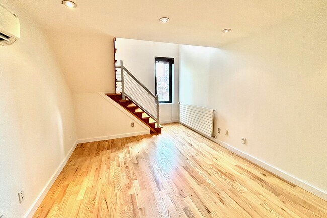Foto del edificio - 215 E 81st St