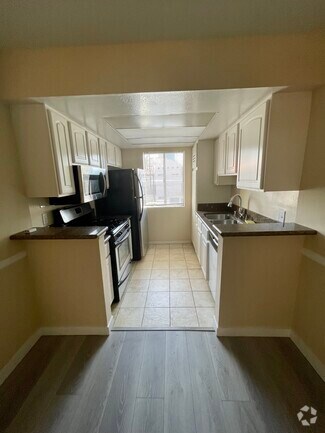 Building Photo - 10960 Bluffside Dr