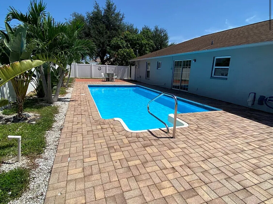 Foto principal - 104 NE 15th Pl