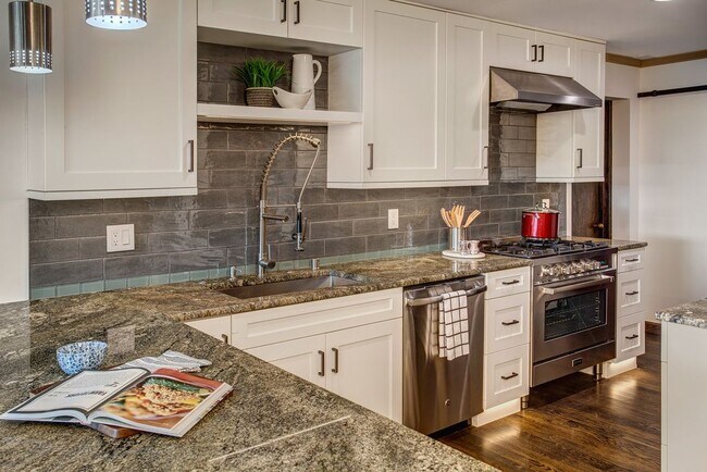 Foto del edificio - 2030 13th Ave W