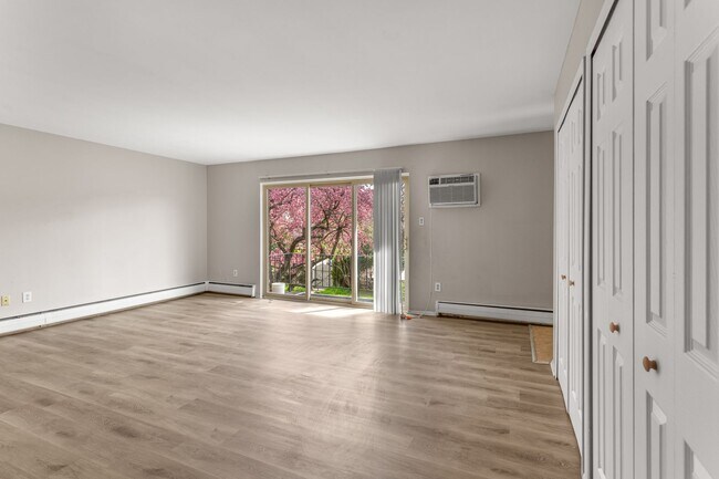 Building Photo - 2655 Maple (A)