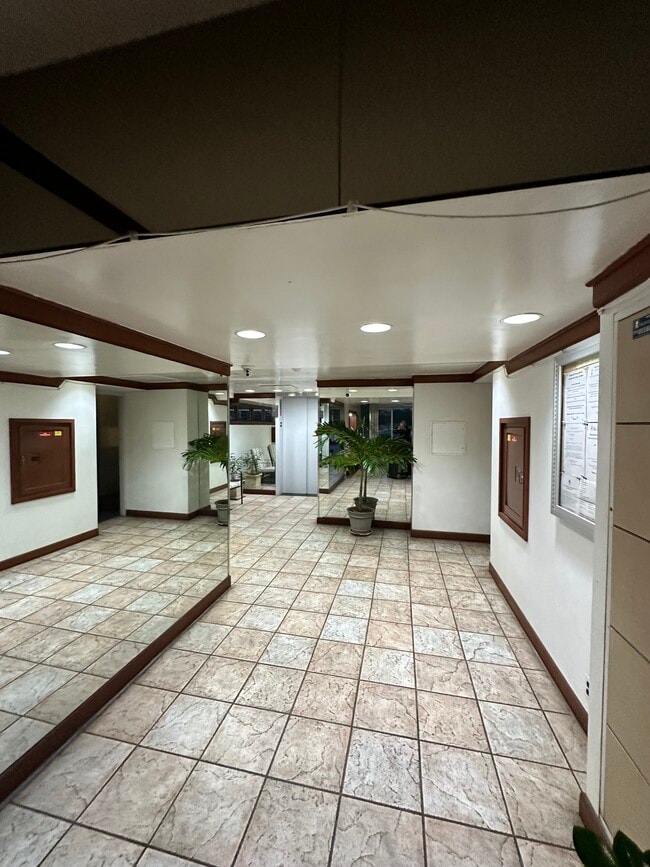 Lobby - 2281 Ala Wai Blvd Apartment