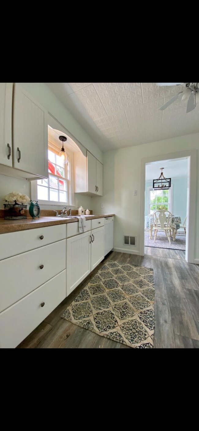 Building Photo - 227 Green Oak Dr