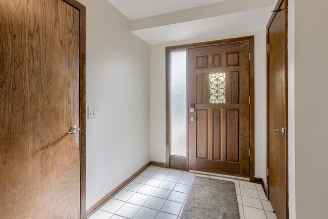Building Photo - Stylishly Updated 3-Bedroom In Prime Locat...