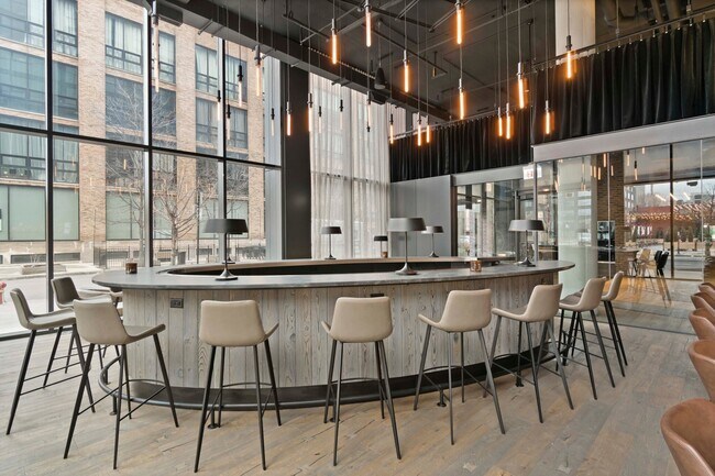 Foto del edificio - 1375 W Lake St
