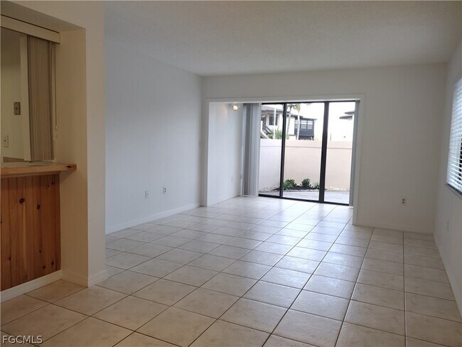 Building Photo - 1069 Villa Dr