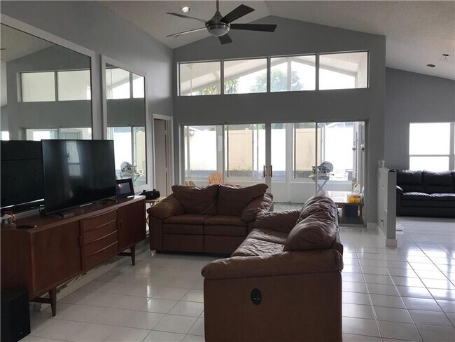 Foto del edificio - 1391 Fairfax Cir E